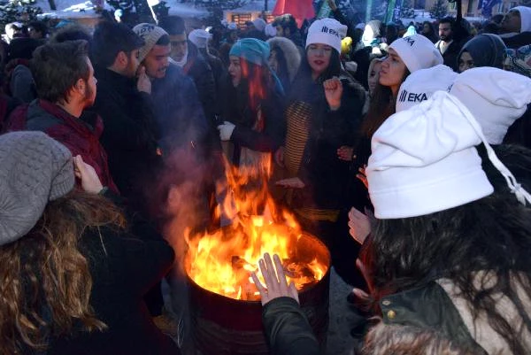 Demet Akalın'ın Erzurum Konserinde Göbeğinden Pantolonu Patladı