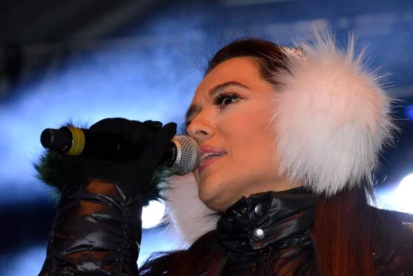 Demet Akalın'ın Erzurum Konserinde Göbeğinden Pantolonu Patladı