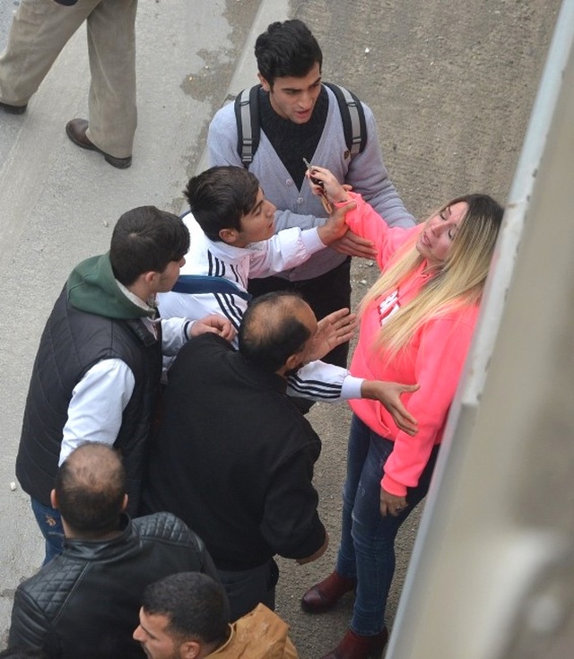 Yoldan Geçen Kız, Üst Geçitten Atlayan Genç Kadını Annesi Zannetti