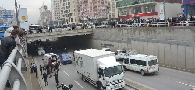 Yoldan Geçen Kız, Üst Geçitten Atlayan Genç Kadını Annesi Zannetti