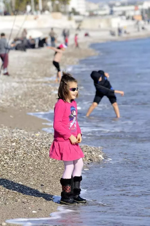 Antalya'da Halk Aralıkta Deniz Keyfi Yaşadı