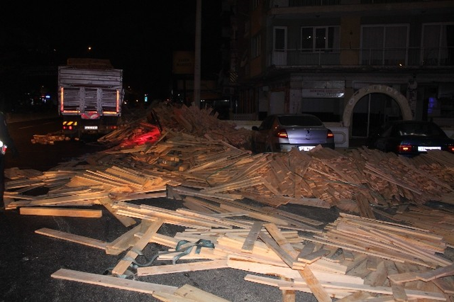 20 Ton Keresteyi Yola Deviren Kamyon Mahalleye Hasar Verdi