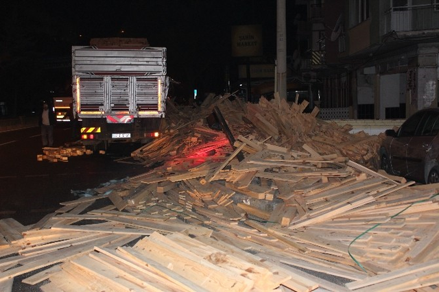 20 Ton Keresteyi Yola Deviren Kamyon Mahalleye Hasar Verdi