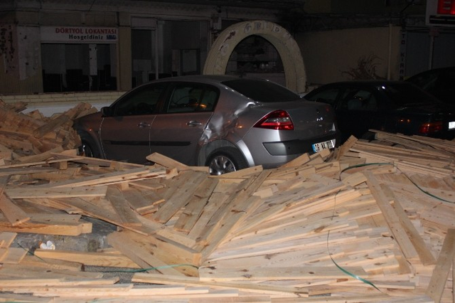 20 Ton Keresteyi Yola Deviren Kamyon Mahalleye Hasar Verdi