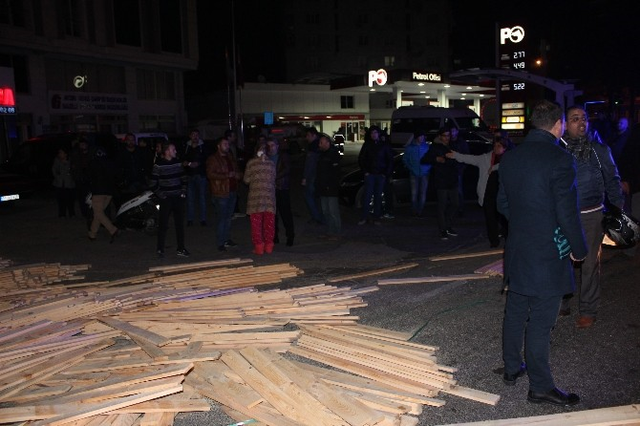 20 Ton Keresteyi Yola Deviren Kamyon Mahalleye Hasar Verdi