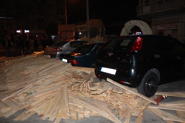20 Ton Keresteyi Yola Deviren Kamyon Mahalleye Hasar Verdi