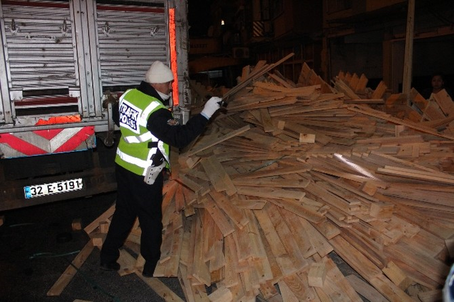 20 Ton Keresteyi Yola Deviren Kamyon Mahalleye Hasar Verdi