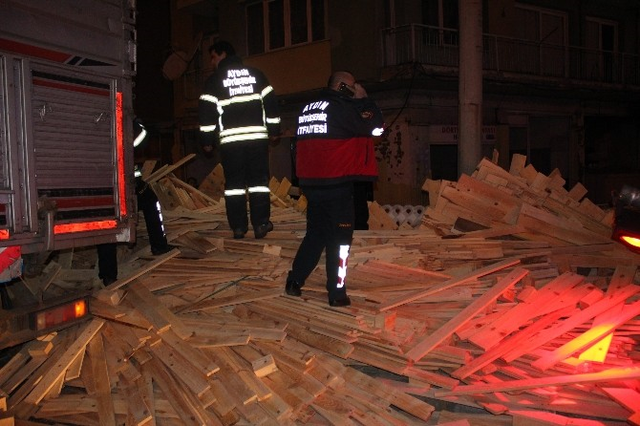 20 Ton Keresteyi Yola Deviren Kamyon Mahalleye Hasar Verdi