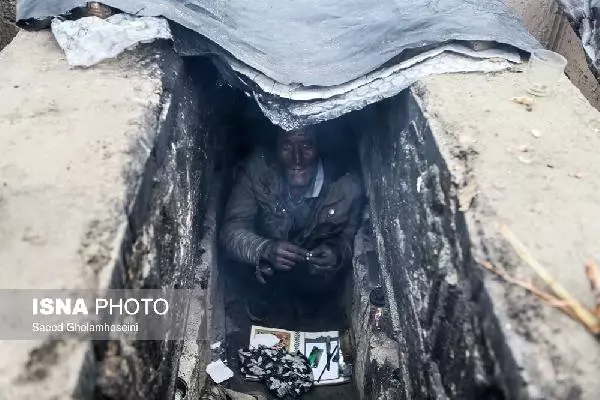 İran'ın Evsizleri Boş Mezarda Yatarak Soğuktan Korunuyorlar