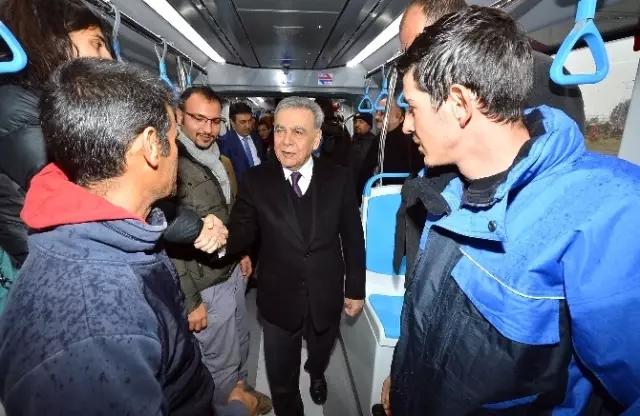 Karşıyaka'ya Tramvay Geldi! İlk Seferin Yolcusu Başkan Oldu