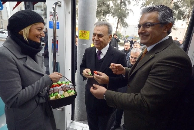 Karşıyaka'ya Tramvay Geldi! İlk Seferin Yolcusu Başkan Oldu