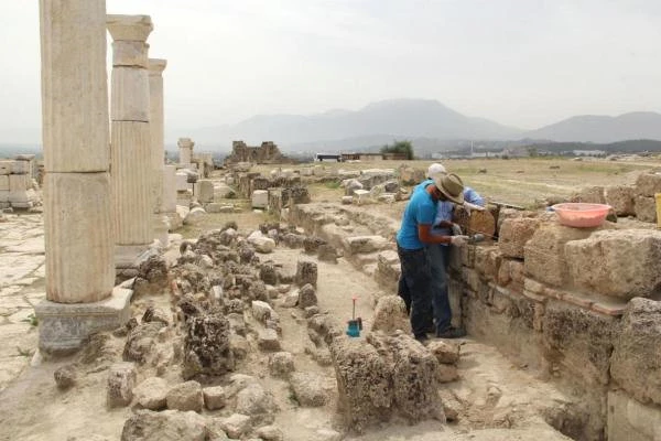 Laodikya'da 7 Metrelik Tepenin Altından Kutsal Agora Çıktı