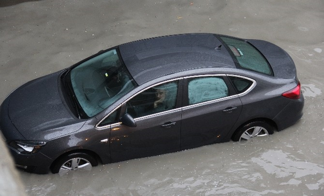 Adana'da Alt Geçidi Su Bastı, Vatandaşlar Mahsur Kaldı