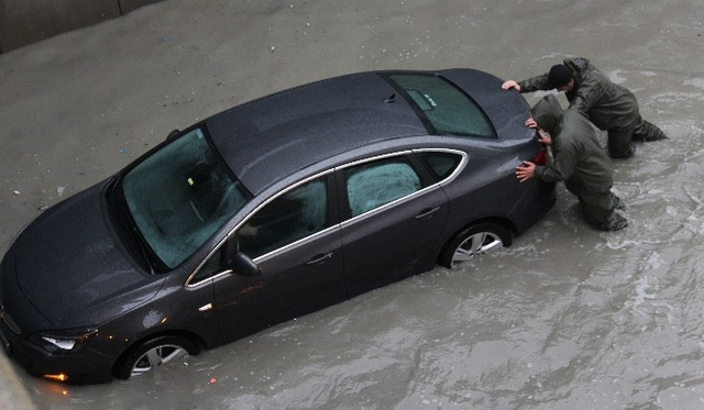 Adana'da Alt Geçidi Su Bastı, Vatandaşlar Mahsur Kaldı