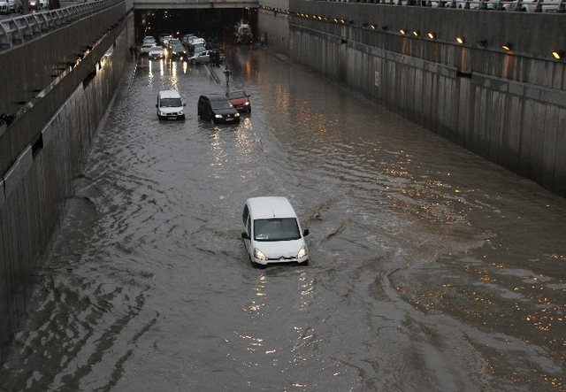Adana'da Alt Geçidi Su Bastı, Vatandaşlar Mahsur Kaldı