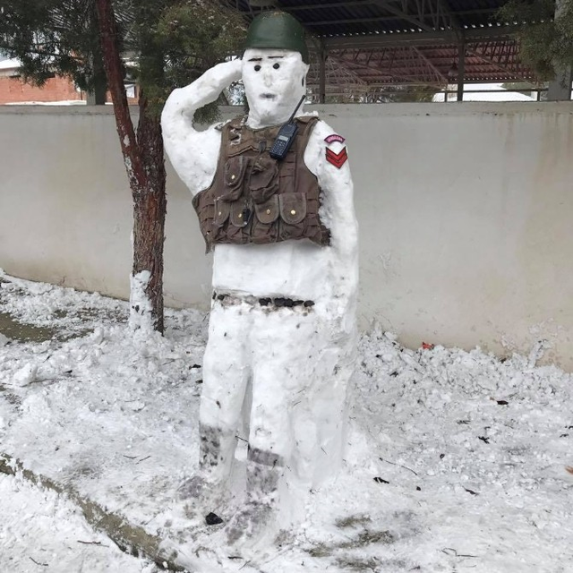 Jandarmanın Yaptığı Nöbet Tutan Kardan Adam Yoğun İlgi Gördü