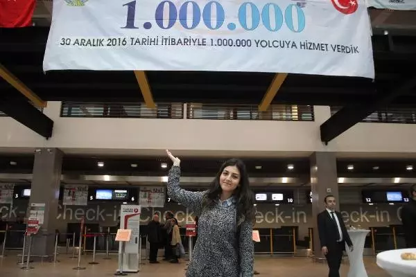 Belediye Başkanı, Ordu-Giresun Havalimanı'nda 1 Milyonuncu Yolcuyu Törenle Karşıladı