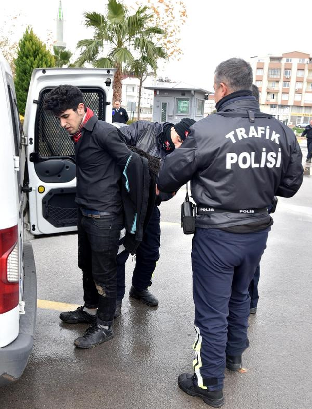 Polisin 'Dur' İhtarına Uymadı, 'Hadi Vurun Beni' Dedi