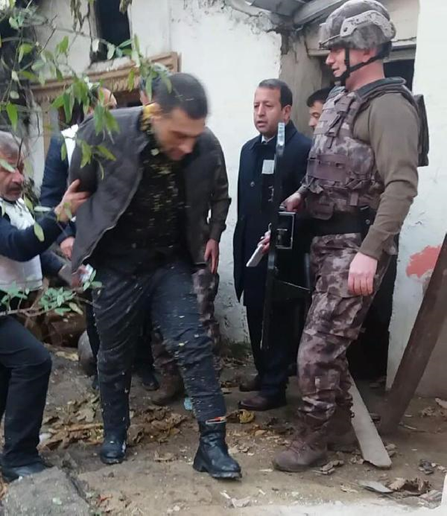 Pompalı Tüfekle Akrabasını Rehin Aldı! Polis Binayı Sarınca Teslim Oldu