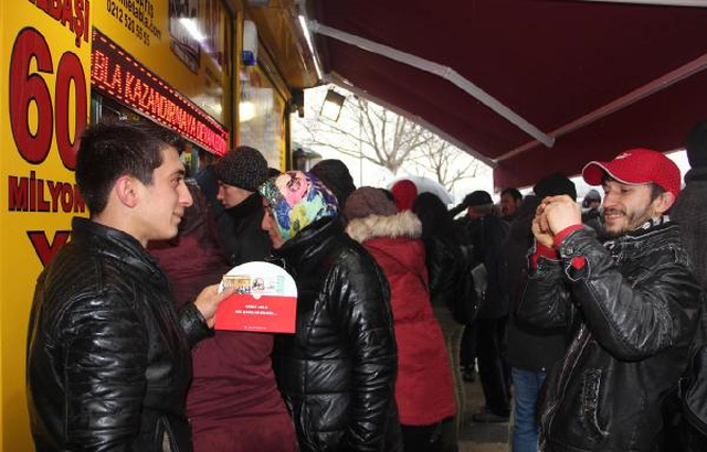 Çekilişe Saatler Kala Milli Piyango Bayileri Önünde Umut Kuyruğu Oluştu