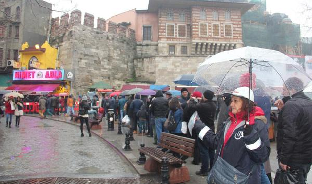 Çekilişe Saatler Kala Milli Piyango Bayileri Önünde Umut Kuyruğu Oluştu