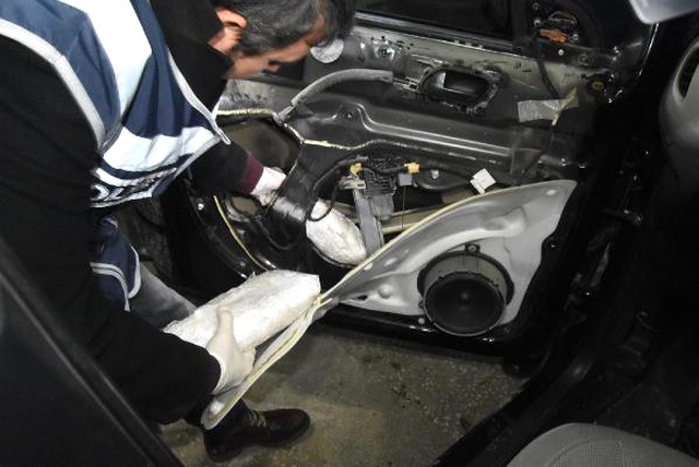 Gizli Bölmelerden 12 Kilo Esrar Çıktı