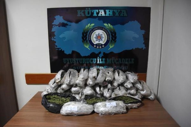 Gizli Bölmelerden 12 Kilo Esrar Çıktı