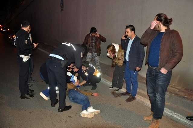 Genç Kız Alt Geçit Korkuluklarında İntihara Kalkıştı
