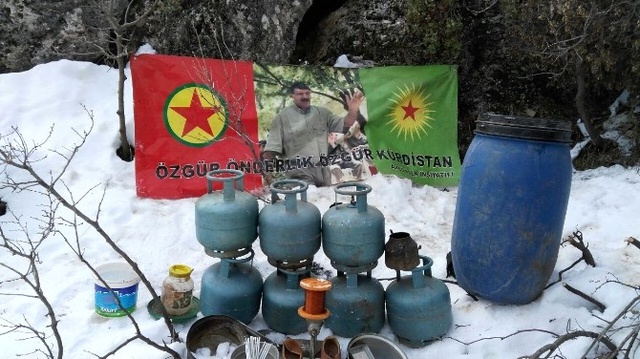 Teröristlerin Mağarasında Askeri Kamuflaj Çıktı
