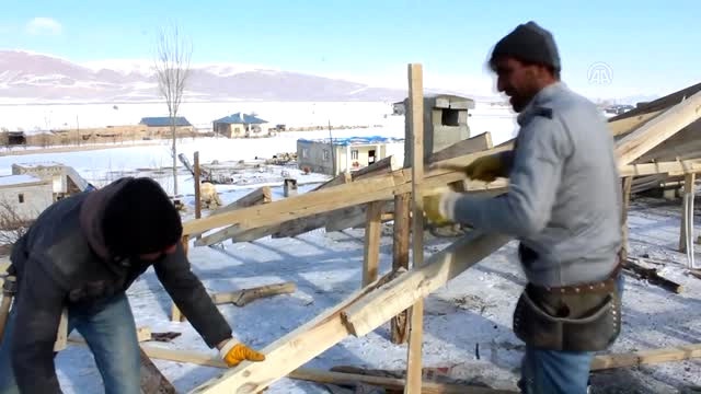 Çatı İşçileri Dondurucu Soğukta Bile Ekmek Mücadelesinden Vazgeçmiyor