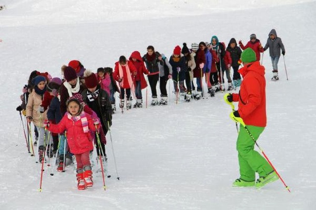 Hakkari'de 240 Öğrenciye Kayak Eğitimi Veriliyor