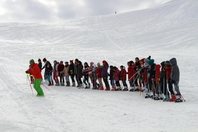 Hakkari'de 240 Öğrenciye Kayak Eğitimi Veriliyor