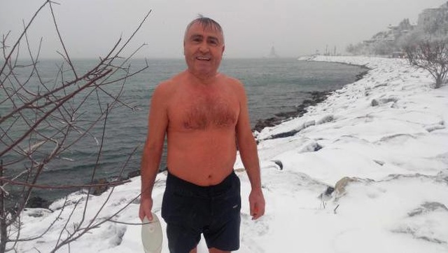 Dondurucu Soğuğa Aldırış Etmeyen Vatandaş, Üsküdar'da Denize Girdi