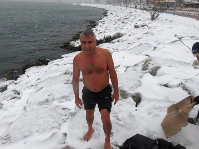 Dondurucu Soğuğa Aldırış Etmeyen Vatandaş, Üsküdar'da Denize Girdi