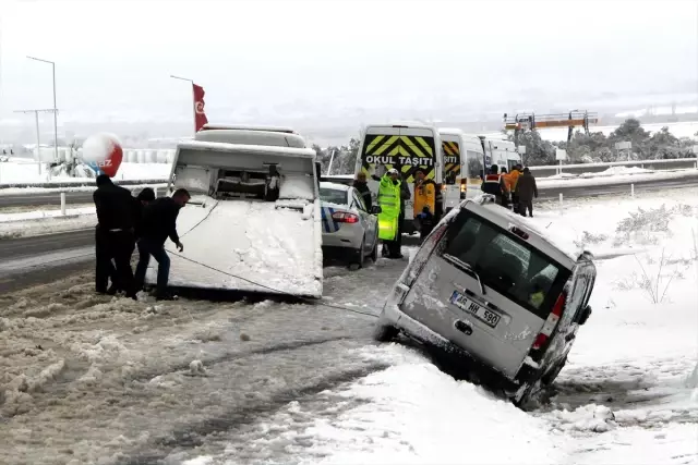 Kar Yağışı Manisayı Vurdu! Hızını Alamayan TIR Binaya Girdi