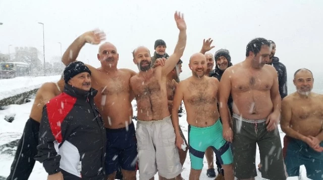 Sarayburnu'nda Soğuğa Aldırmayan Vatandaşlar Denize Girdi