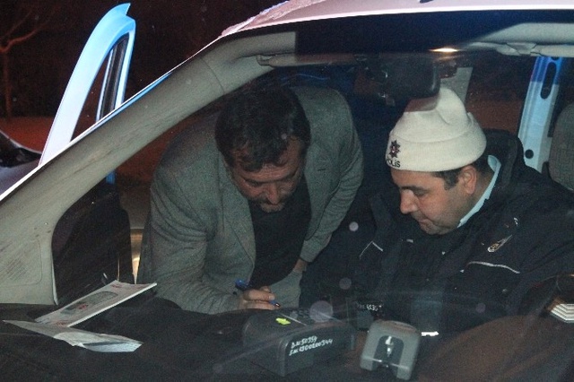 Dur İhtarına Uymayarak Ters Yönden Giden Sürücü Polisi Alarma Geçirdi