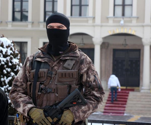 İstanbul'dan Bolu'ya Giden Özel Harekat Polisleri Valilik Önünde Nöbet Tutuyor