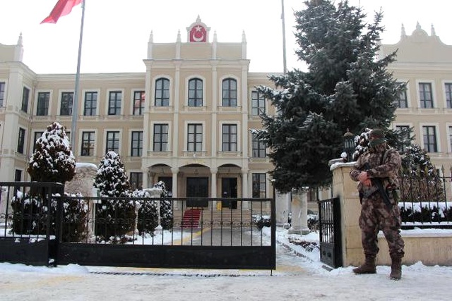 İstanbul'dan Bolu'ya Giden Özel Harekat Polisleri Valilik Önünde Nöbet Tutuyor