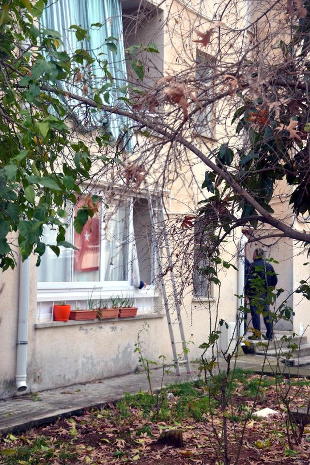 Polis Eşi, Lojmanda İntihar Etti