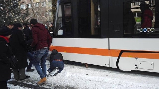 Engelli Vatandaşa Tramvay Çarptı! Zamanla Yarış Başladı