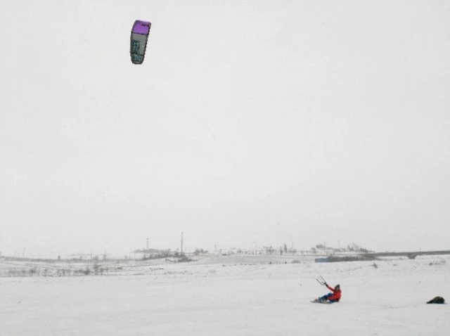 Sporcular, Donan Büyükçekmece Gölü'nde Snowkite Yaptı