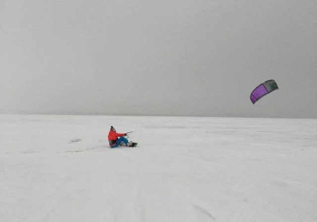 Sporcular, Donan Büyükçekmece Gölü'nde Snowkite Yaptı