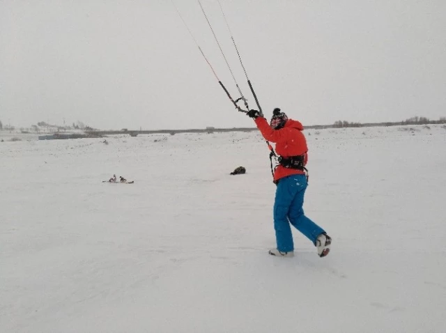 Sporcular, Donan Büyükçekmece Gölü'nde Snowkite Yaptı