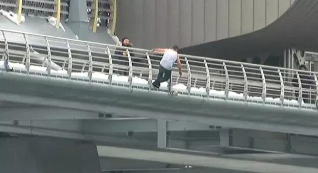 Önce Haliç'e Atladı Sonra Kendisini Kurtaran Polisten Kaçtı