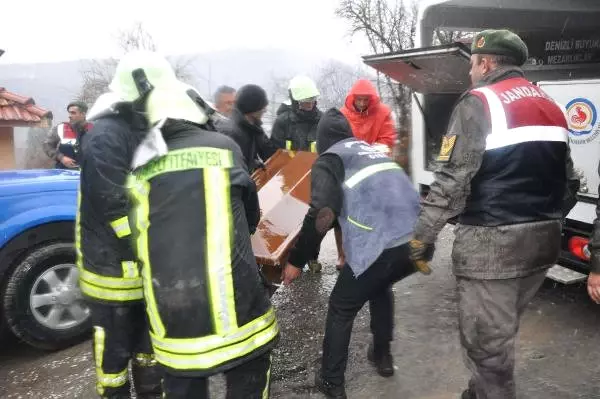 Yangında Ailesini Kaybeden Genç Kız Yıkıldı