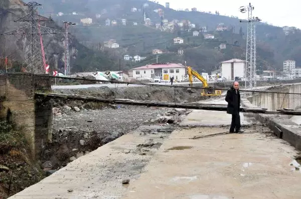 Dere Üzerindeki Asma Köprünün Altından Duble Yol Geçiyor