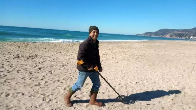 Antalyalı Define Avcıları, Turistlerin Düşürdüğü Altınları Arıyor