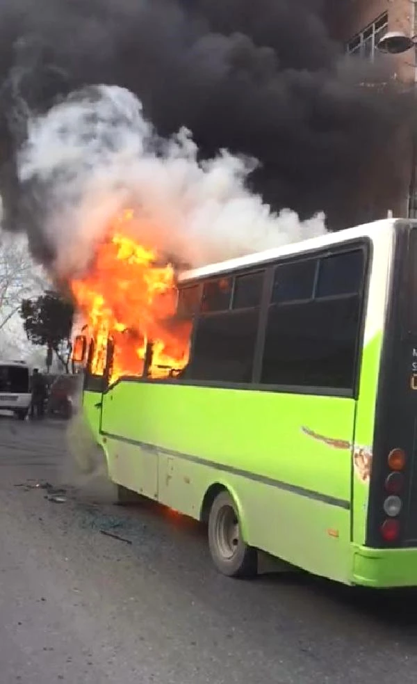 Arızalanan Halk Otobüsü Cadde Ortasında Alev Alev Yandı