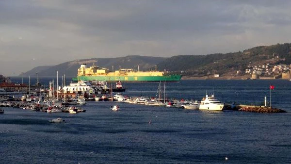 Doğalgaz Tankeri Çanakkale Boğazı'nı Kapattı